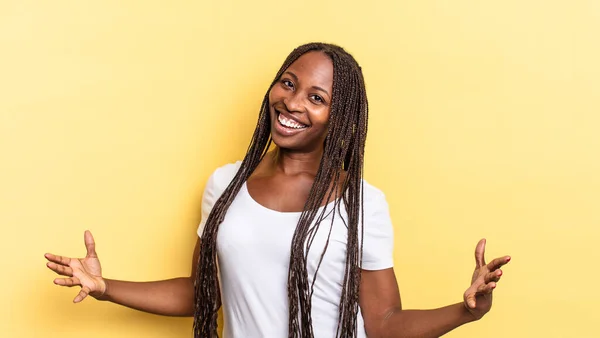 Afro Siyah Güzel Kadın Mutlu Kibirli Gururlu Kendini Beğenmiş Görünüyor — Stok fotoğraf