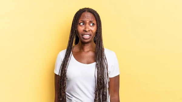 Afro Czarny Ładna Kobieta Wygląda Zmartwiony Zestresowany Zaniepokojony Przestraszony Panikujące — Zdjęcie stockowe