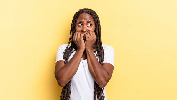 Afro Černá Hezká Žena Vypadá Ustaraný Úzkostlivý Vystresovaný Strach Kousání — Stock fotografie