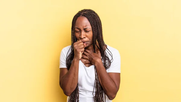 Afro Μαύρη Όμορφη Γυναίκα Αισθάνεται Άρρωστος Πονόλαιμο Και Συμπτώματα Γρίπης — Φωτογραφία Αρχείου