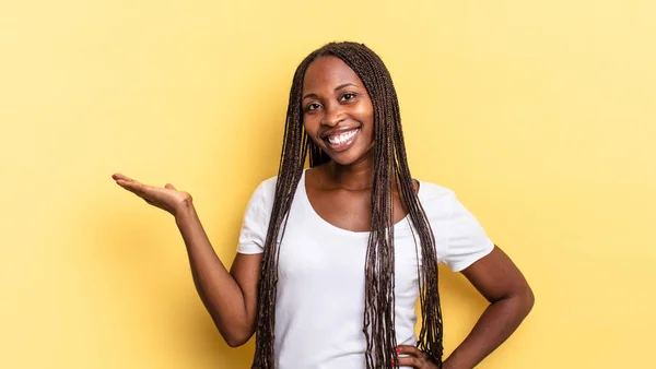 Afro Siyah Güzel Bir Kadın Gülümsüyor Kendinden Emin Başarılı Mutlu — Stok fotoğraf