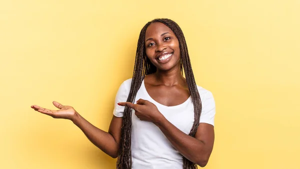 Afro Siyah Güzel Kadın Gülümsüyor Mutlu Kaygısız Tatmin Olmuş Hissediyor — Stok fotoğraf