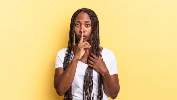 Afro Czarny Ładna Kobieta Wygląda Poważnie Skrzyżować Palcem Przyciśnięty Ust — Zdjęcie stockowe