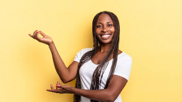 Afro Siyah Güzel Kadın Gururla Güvenle Gülümsüyor Mutlu Tatmin Olmuş — Stok fotoğraf