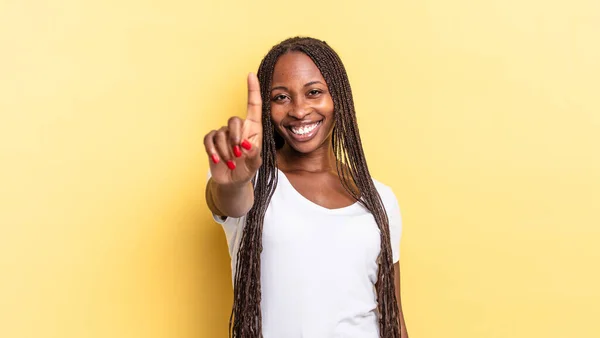 Αφρο Μαύρο Όμορφη Γυναίκα Χαμογελά Περήφανα Και Αυτοπεποίθηση Κάνοντας Νούμερο — Φωτογραφία Αρχείου