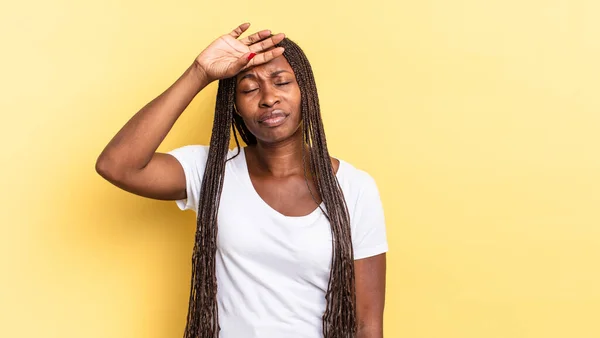 Afro Czarny Ładna Kobieta Patrząc Zestresowany Zmęczony Sfrustrowany Suszenie Pot — Zdjęcie stockowe