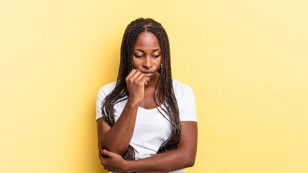 Afro Negro Bonita Mujer Sintiéndose Serio Reflexivo Preocupado Mirando Hacia —  Fotos de Stock