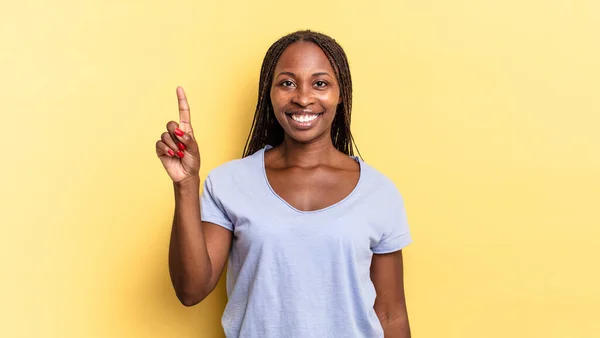Afro Zwart Mooi Vrouw Glimlachen Kijken Vriendelijk Tonen Nummer Een — Stockfoto