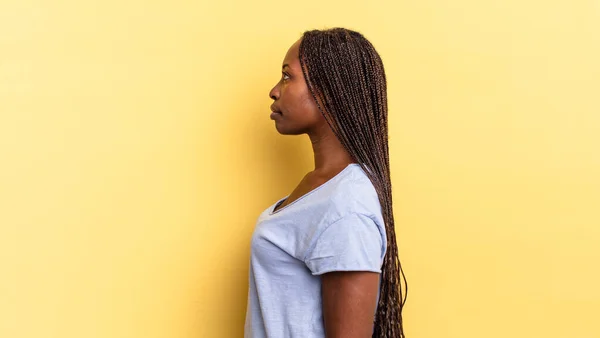 Afro Czarny Ładna Kobieta Profil Widok Patrząc Skopiować Przestrzeń Przed — Zdjęcie stockowe
