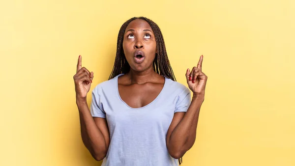 Mujer Bonita Negro Afro Mirando Sorprendido Asombrado Boca Abierta Apuntando —  Fotos de Stock