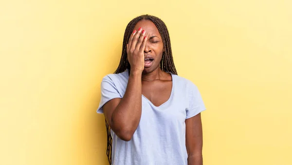 Afro Czarny Ładna Kobieta Wygląda Senny Znudzony Ziewanie Bólem Głowy — Zdjęcie stockowe