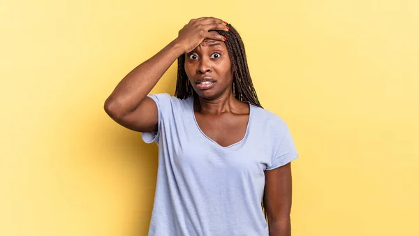 Afro Negro Bonita Mujer Pánico Más Olvidado Plazo Sentirse Estresado —  Fotos de Stock