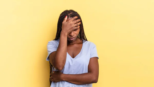 Afro Czarny Ładna Kobieta Wygląda Zestresowany Wstyd Lub Zdenerwowany Bólem — Zdjęcie stockowe