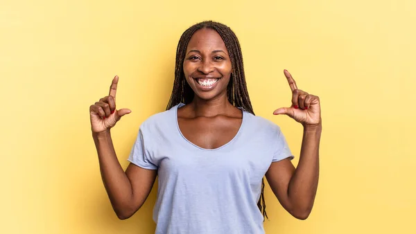 Afro Zwart Mooi Vrouw Inlijsten Schetsen Van Eigen Glimlach Met — Stockfoto