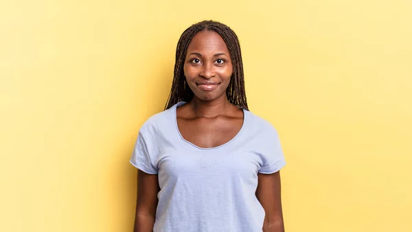 Afro Μαύρο Όμορφη Γυναίκα Χαμογελά Θετικά Και Αυτοπεποίθηση Αναζητούν Ικανοποιημένοι — Φωτογραφία Αρχείου
