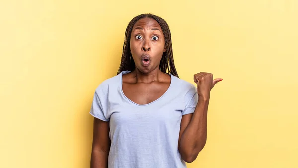 Afro Negro Bonita Mujer Mirando Asombrado Incredulidad Apuntando Objeto Lado —  Fotos de Stock