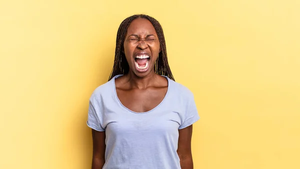 Afro Negro Bonita Mujer Gritando Agresivamente Mirando Muy Enojado Frustrado —  Fotos de Stock