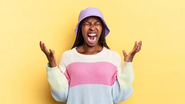 Afro Negro Bonita Mujer Furiosamente Gritando Sintiéndose Estresado Molesto Con —  Fotos de Stock