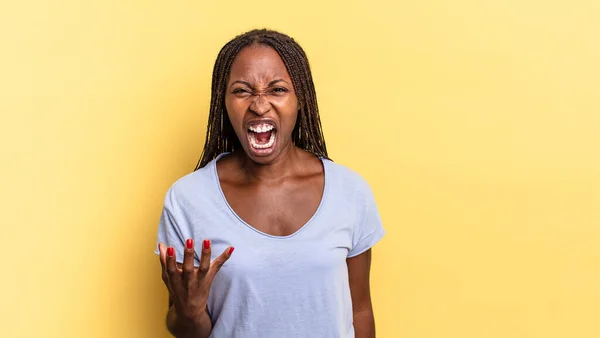 Afro Negro Bonita Mujer Buscando Enojado Molesto Frustrado Gritando Wtf —  Fotos de Stock