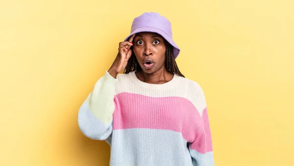 Mujer Bonita Negra Afro Mirando Sorprendida Con Boca Abierta Conmocionada —  Fotos de Stock