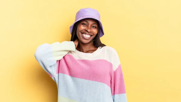 Afro Siyah Güzel Bir Kadın Neşeli Kendinden Emin Bir Şekilde — Stok fotoğraf