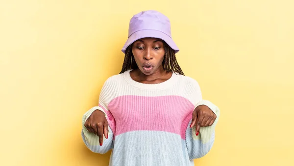 Afro Black Pretty Woman Open Mouth Pointing Downwards Both Hands — Stock Photo, Image