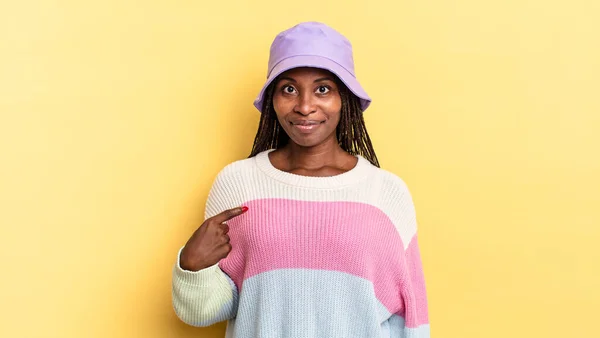 Afro Negro Bonita Mujer Buscando Orgulloso Seguro Feliz Sonriendo Señalando —  Fotos de Stock