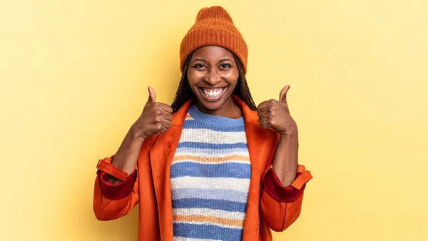 Afro Negro Bonita Mujer Sonriendo Ampliamente Buscando Feliz Positivo Seguro —  Fotos de Stock