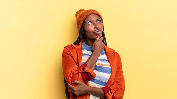 Afro Schwarze Hübsche Frau Denken Fühlen Sich Zweifelhaft Und Verwirrt — Stockfoto