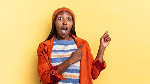 Negro Afro Bonita Mujer Sintiéndose Alegre Sorprendida Sonriendo Con Una —  Fotos de Stock