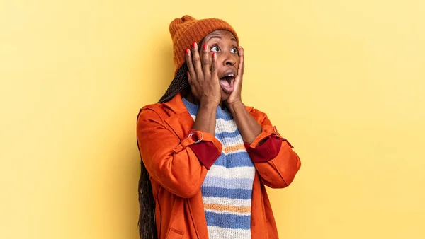 Afro Negro Bonita Mujer Sintiéndose Feliz Emocionado Sorprendido Mirando Lado —  Fotos de Stock