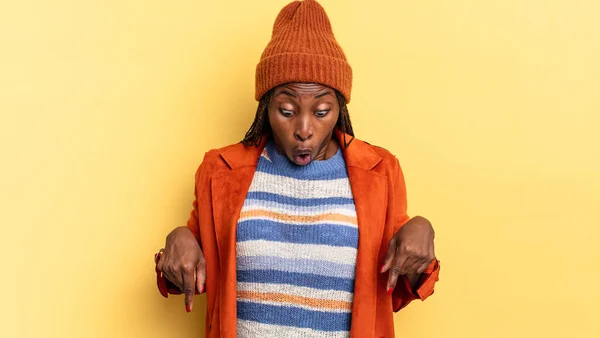 Afro Negro Bonita Mujer Sintiéndose Sorprendido Con Boca Abierta Asombrado —  Fotos de Stock