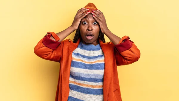 Afro Svart Vacker Kvinna Känna Förskräckt Och Chockad Höja Händerna — Stockfoto