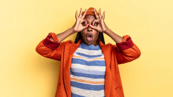 Afro Negro Bonita Mujer Sintiéndose Sorprendido Sorprendido Sorprendido Sosteniendo Gafas —  Fotos de Stock