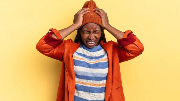 Afro Μαύρη Όμορφη Γυναίκα Αισθάνεται Άγχος Και Απογοήτευση Σηκώνοντας Χέρια — Φωτογραφία Αρχείου