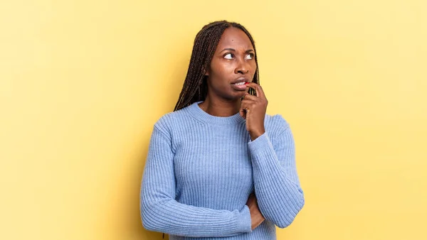 Afro Schwarze Hübsche Frau Mit Überraschtem Nervösem Besorgtem Oder Verängstigtem — Stockfoto