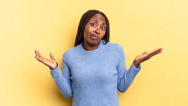 Afro Negro Bonita Mujer Sintiéndose Desconcertado Confundido Dudando Ponderando Eligiendo —  Fotos de Stock