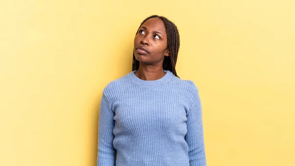 Afro Schwarze Hübsche Frau Mit Einem Besorgten Verwirrten Ahnungslosen Gesichtsausdruck — Stockfoto