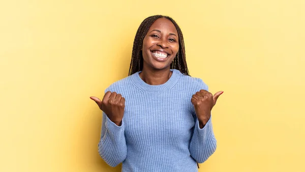 Afro Zwart Mooi Vrouw Glimlachen Vrolijk Kijken Gelukkig Gevoel Zorgeloos — Stockfoto