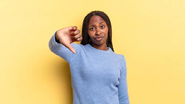 Αφρο Μαύρο Όμορφη Γυναίκα Αισθάνεται Σταυρό Θυμωμένος Ενοχλημένος Απογοητευμένος Δυσαρεστημένος — Φωτογραφία Αρχείου