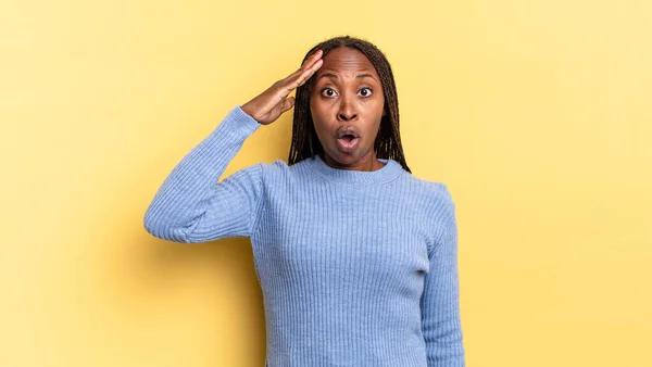 Afro Negro Bonita Mujer Buscando Feliz Asombrado Sorprendido Sonriendo Realizando —  Fotos de Stock