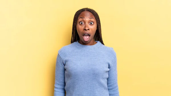 Afro Schwarze Hübsche Frau Sieht Sehr Schockiert Oder Überrascht Aus — Stockfoto