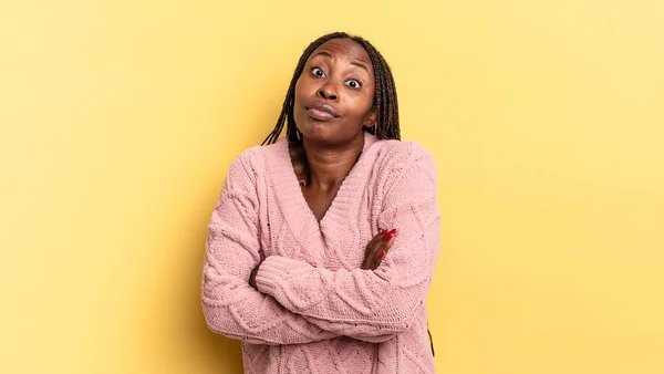 Afro Mujer Bonita Negra Encogiéndose Hombros Sintiéndose Confusa Incierta Dudando —  Fotos de Stock