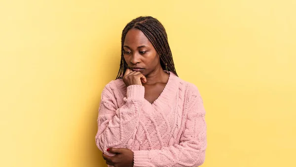 Afro Schwarze Hübsche Frau Fühlt Sich Ernst Nachdenklich Und Besorgt — Stockfoto