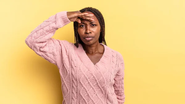 Afro Schwarze Hübsche Frau Sieht Verwirrt Und Erstaunt Aus Mit — Stockfoto