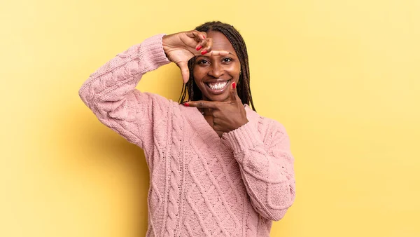 Afro Svart Vacker Kvinna Känner Sig Glad Vänlig Och Positiv — Stockfoto