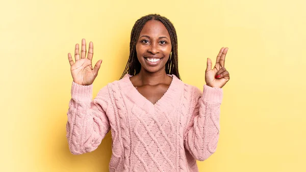 Afro Siyah Güzel Bir Kadın Gülümsüyor Arkadaş Canlısı Görünüyor Numarayı — Stok fotoğraf
