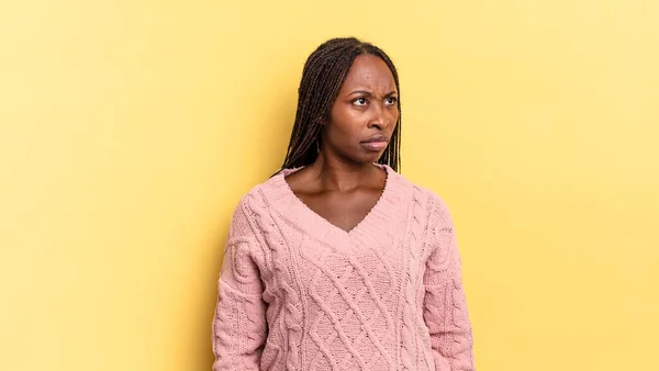 Afro Schwarze Hübsche Frau Fühlt Sich Traurig Verärgert Oder Wütend — Stockfoto