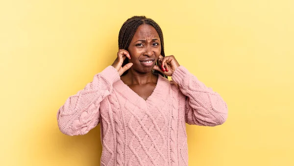 Afro Czarny Ładna Kobieta Wygląda Zły Zestresowany Zirytowany Zakrywając Uszy — Zdjęcie stockowe