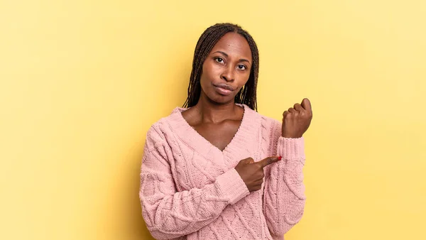 Afro Negro Bonita Mujer Buscando Impaciente Enojado Apuntando Reloj Pidiendo —  Fotos de Stock